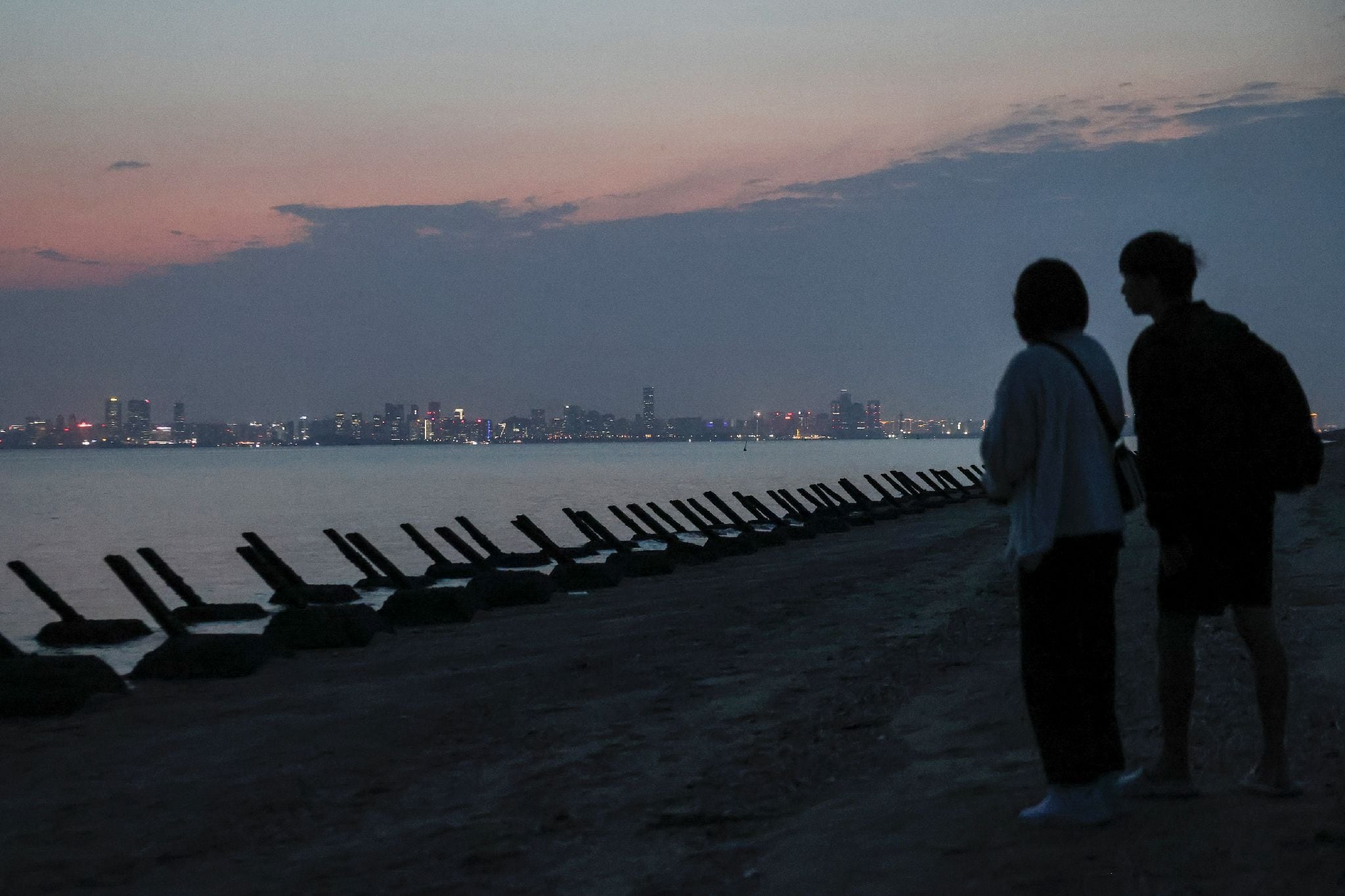 Les pics anti-débarquement d'une plage de Kinmen à Taïwan, et la mégapole chinoise de Xiamen à l'horizon, le 18 mai 2024