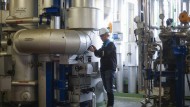 Ein Covestro-Mitarbeiter im Werk in Dormagen