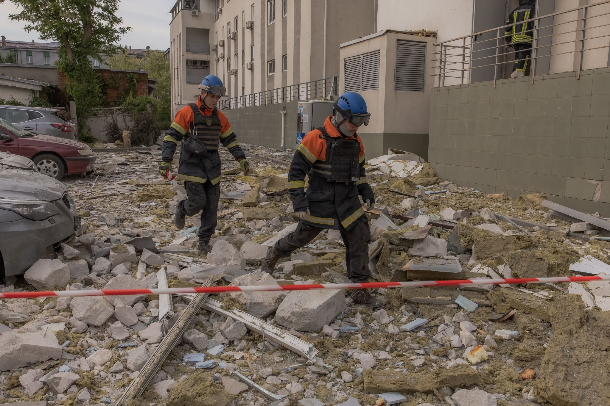 Des secouristes à Kharkiv, dans le nord-est de l'Ukraine, après un tir de missile russe, le 14 mai 2024