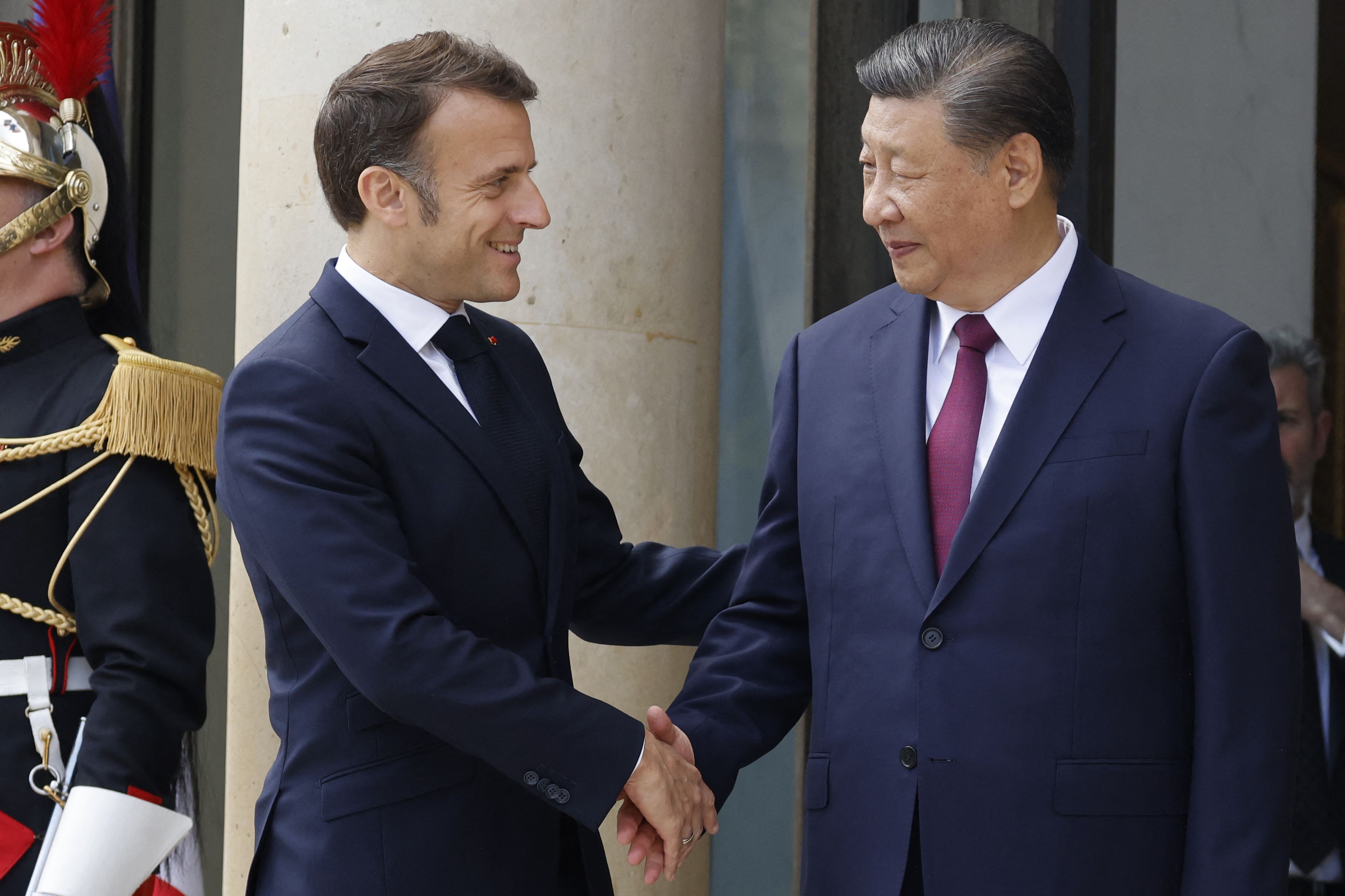 Selon l'un de nos lecteurs, les droits de l'homme n'ont pas pesé lourd face aux enjeux économiques  lors de la visite en France du président chinois (ici, Emmanuel Macron et Xi Jinping à l'Elysée, le 6 mai).