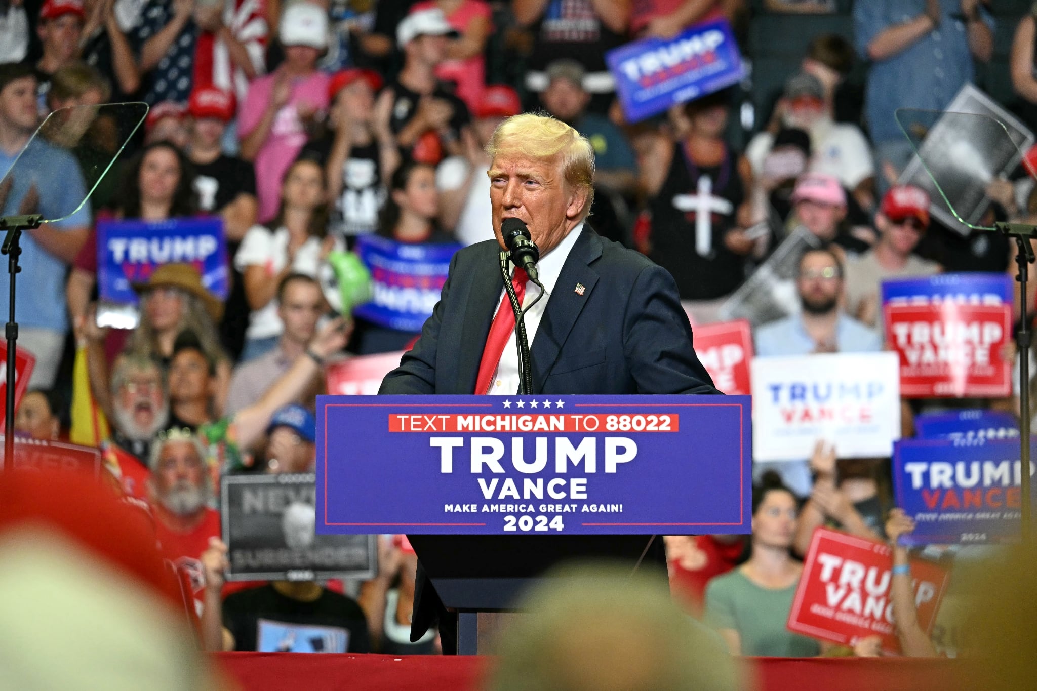 L'ancien président des Etats-Unis et candidat républicain à l'élection présidentielle de 2024, Donald Trump, lors d'un meeting de campagne à Grand Rapids (Michigan), aux Etats-Unis, le 20 juillet 2024