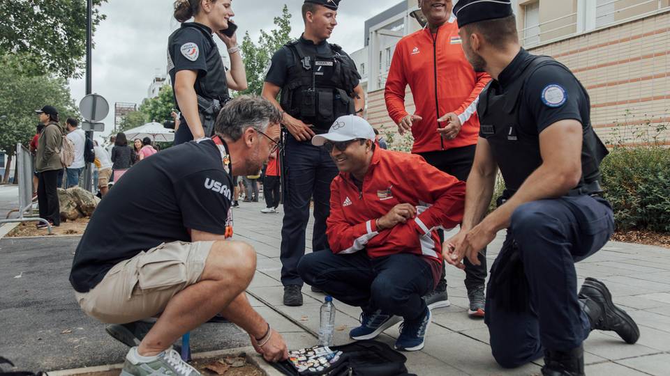 Beim Tauschen zählt der persönliche Kontakt – sogar die Pariser Polizei macht inzwischen mit