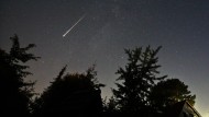 Ein Perseidenmeteor zieht im August 2023 über den Himmel.