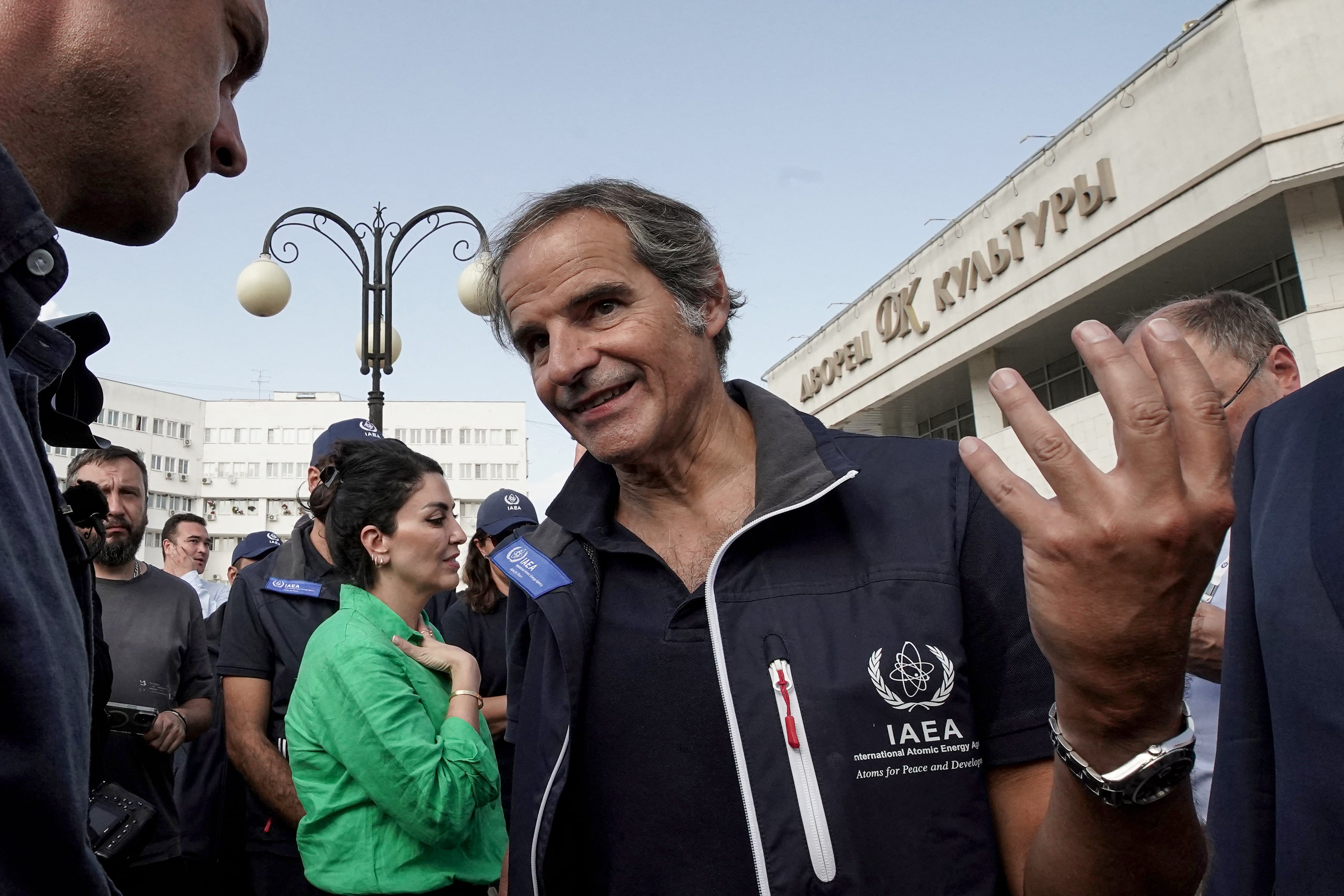 Le directeur général de l'Agence internationale de l'énergie atomique, Rafael Grossi, s'exprime devant la presse, dans la localité Kourchatov, à la suite de sa visite de la centrale nucléaire de Koursk, le 27 août 2024.