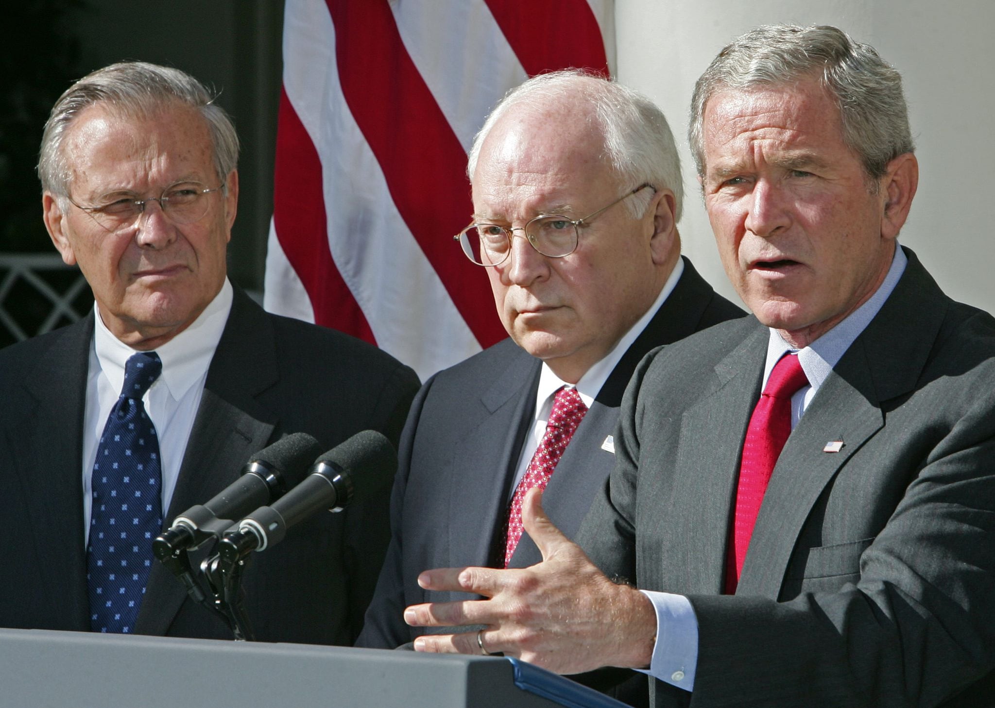 Le président américain George W. Bush, le vice-président Dick Cheney (c), le secrétaire à la Défense Donald Rumsfeld (g), têtes de file des néoconservateurs, lors d'un discours le 28 septembre 2005, à la Maison-Blanche