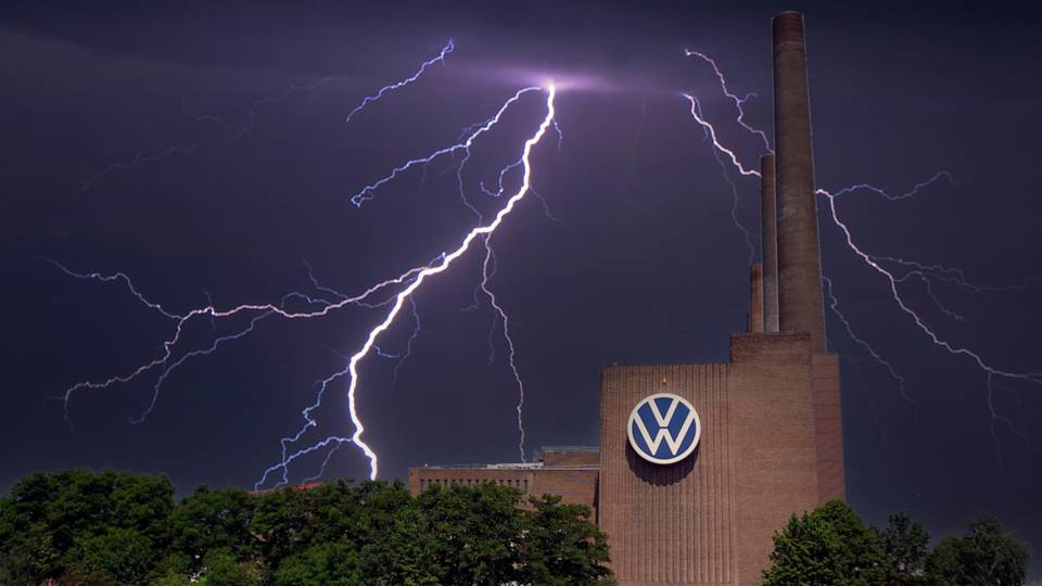 Bildmontage: Gewitterhimmel ueber Volkswagen