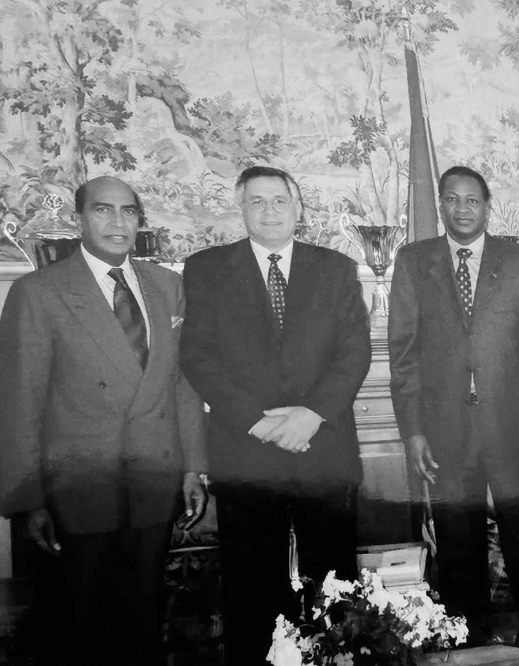 Robert Bourgi, en centre, avec le président du Burkina Faso Blaise Compaoré (de 1987 à 2014)