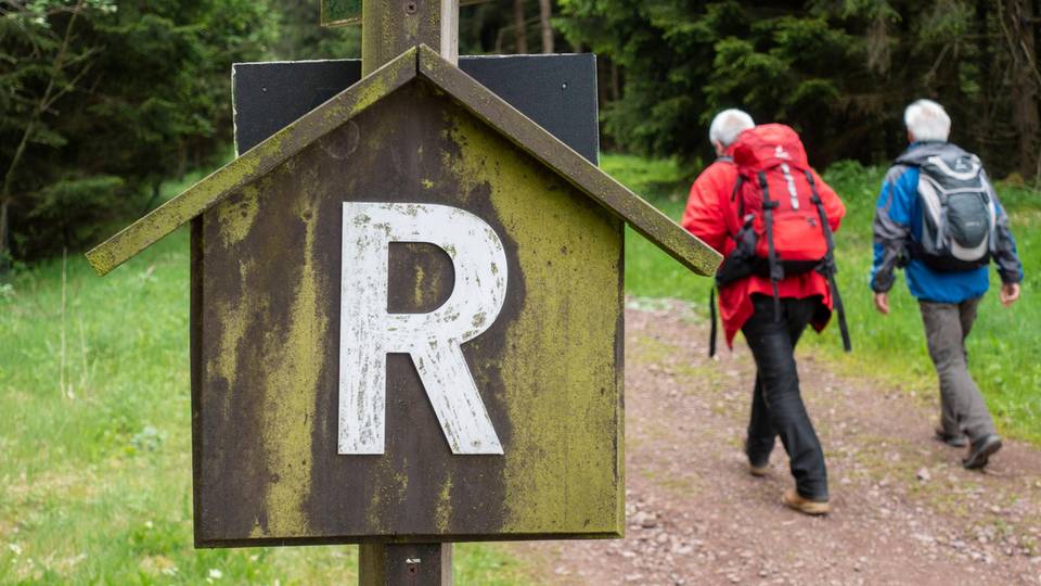 Das R markiert den Rennsteig