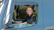 Am Steuer: Janina Bechstedt in einem Lkw-Fahrerhaus der  Seifert Logistics GmbH