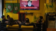 Hizbullah-Anhänger verfolgen eine Rede des Hizbullah-Führers Hassan Nasrallah.