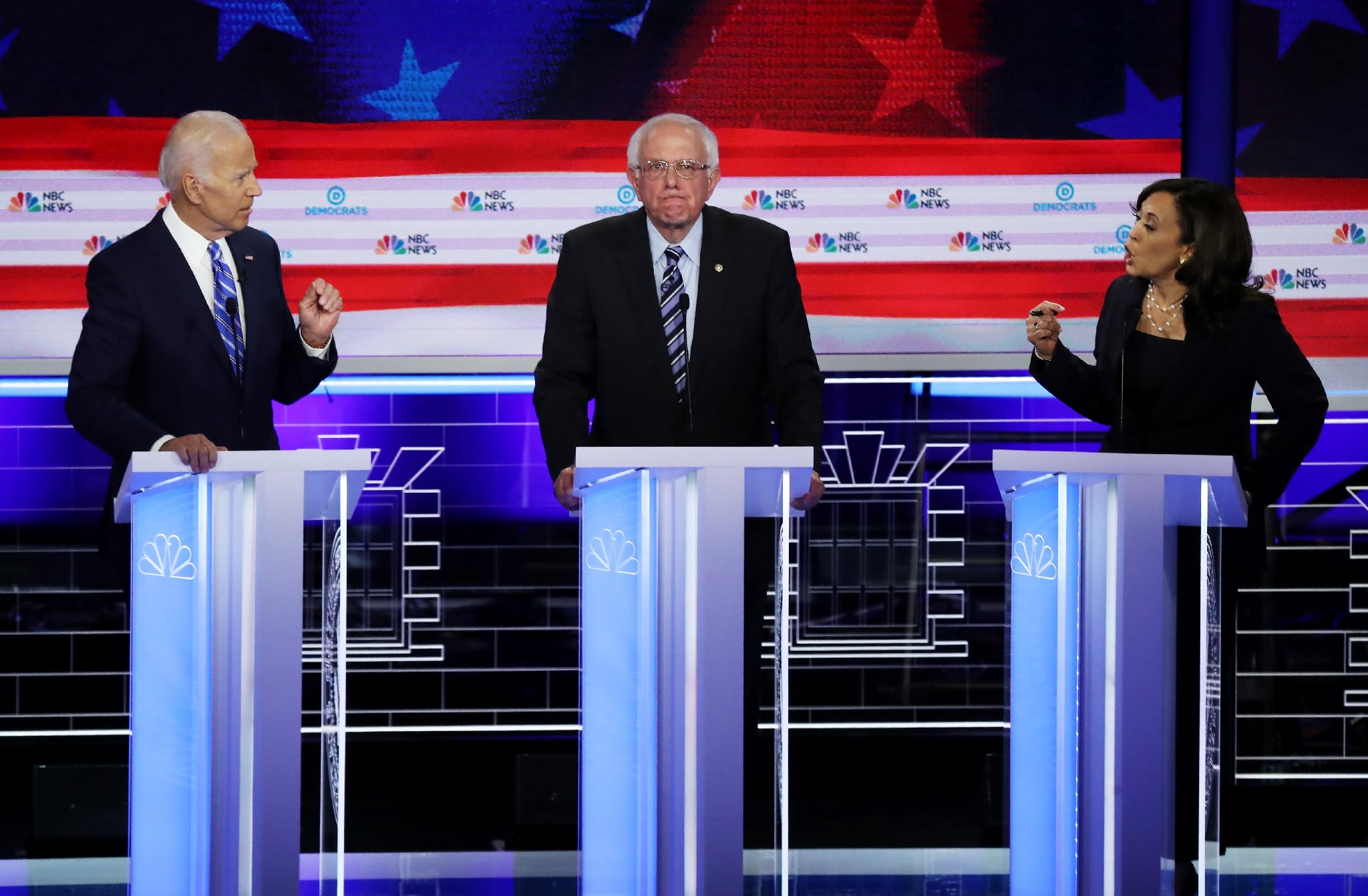 Vif échange entre les candidats démocrates Kamala Harris et Joe Biden sur le plateau du débat à Miami, en Floride, le 27 juin 2019 