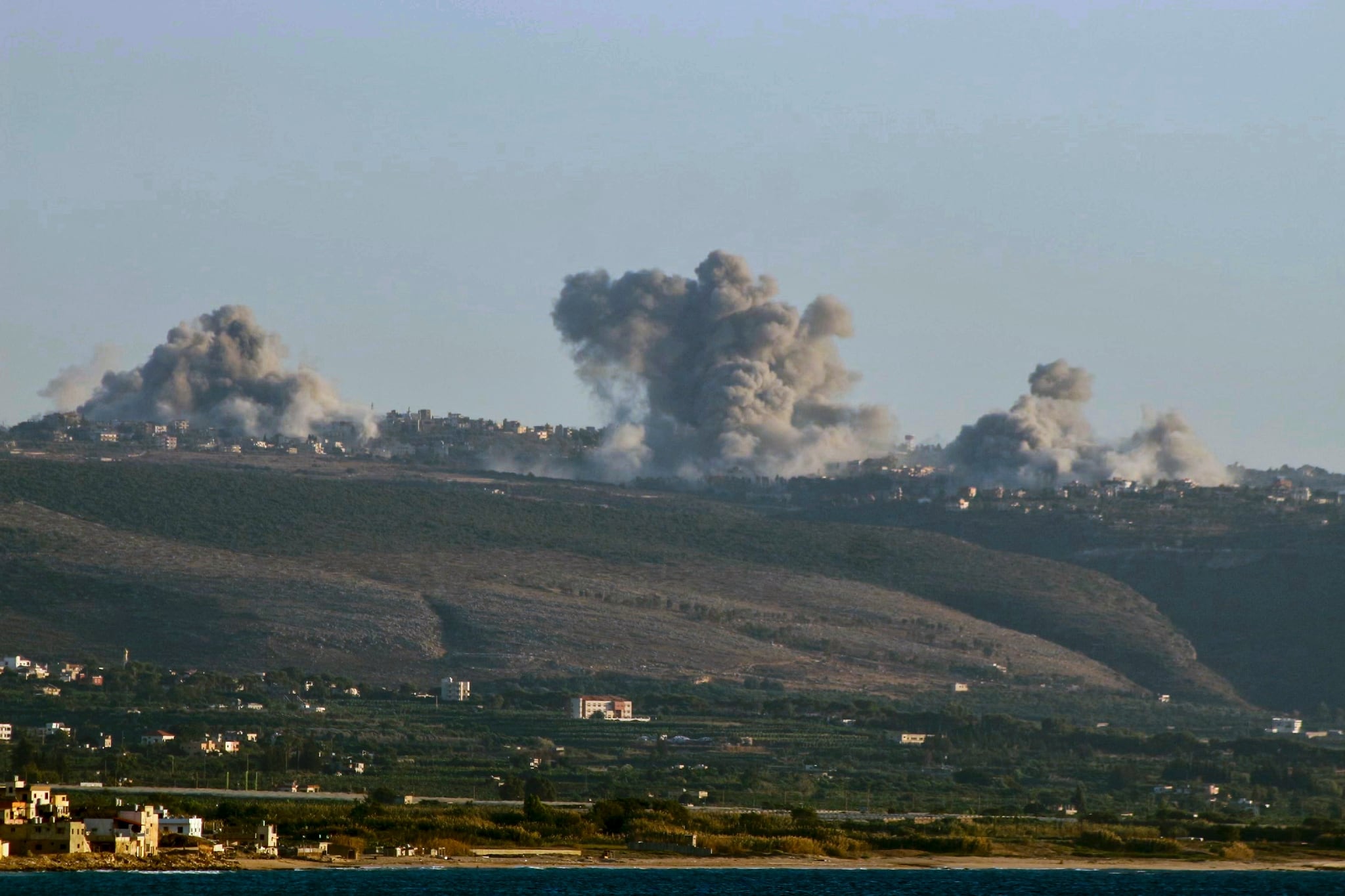 De la fumée s'élève après une frappe israélienne dans le sud du Liban, le 4 octobre 2024