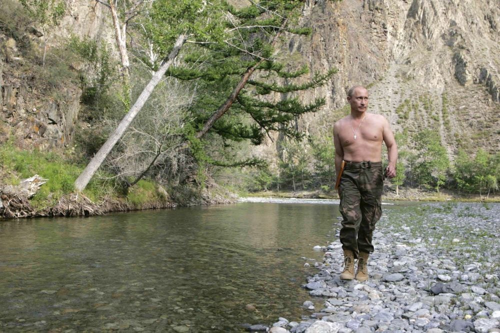 Bombant le torse dans le sud de la Sibérie, au volant d'une FA ou biberonnant de jeunes élans, Vladimir Poutine multiplie les mises en scène.