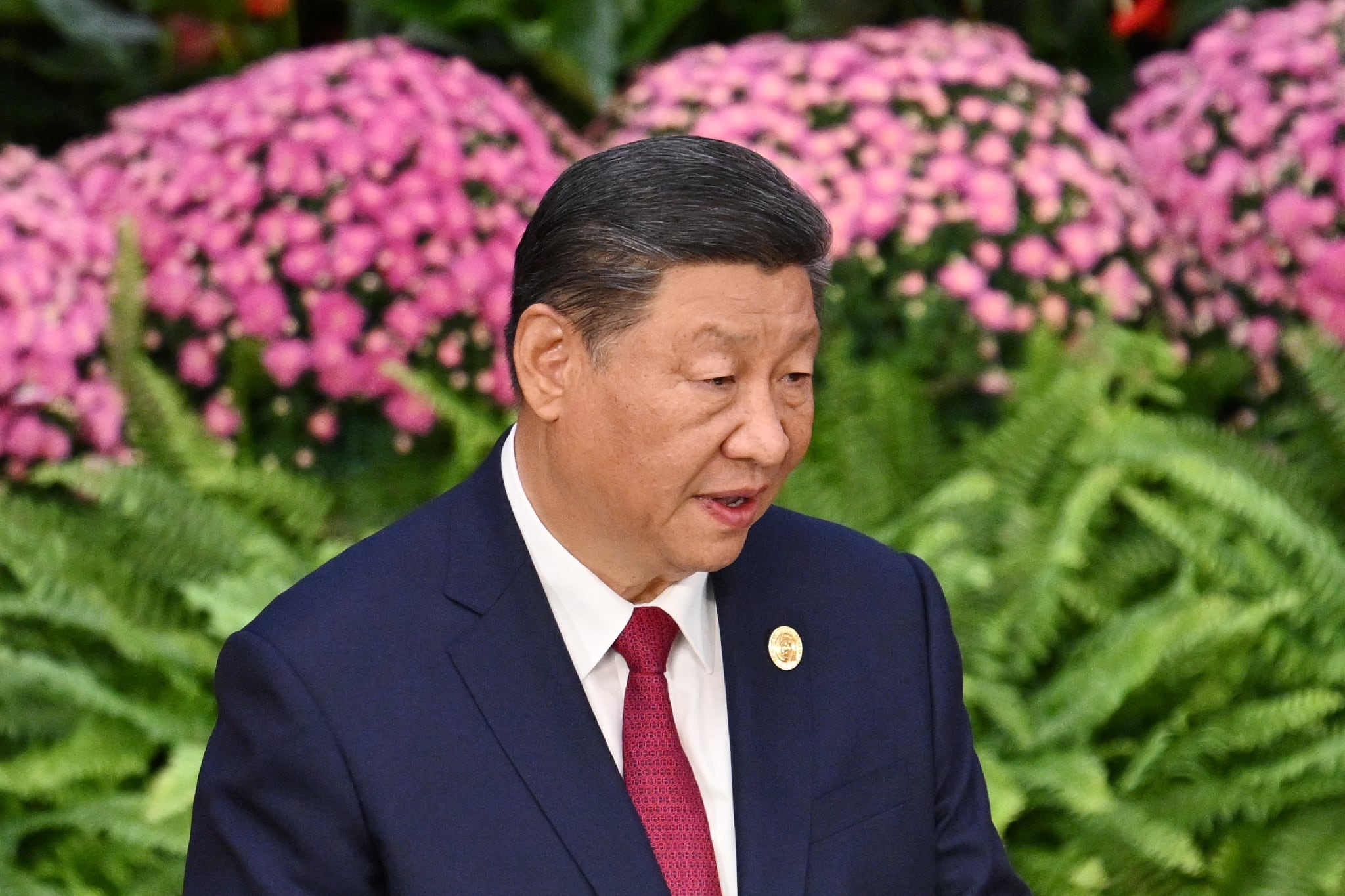 Le président chinois Xi Jinping (C) prononce un discours lors du sommet du Forum sur la coopération Chine-Afrique, à Pékin le 5 septembre 2024