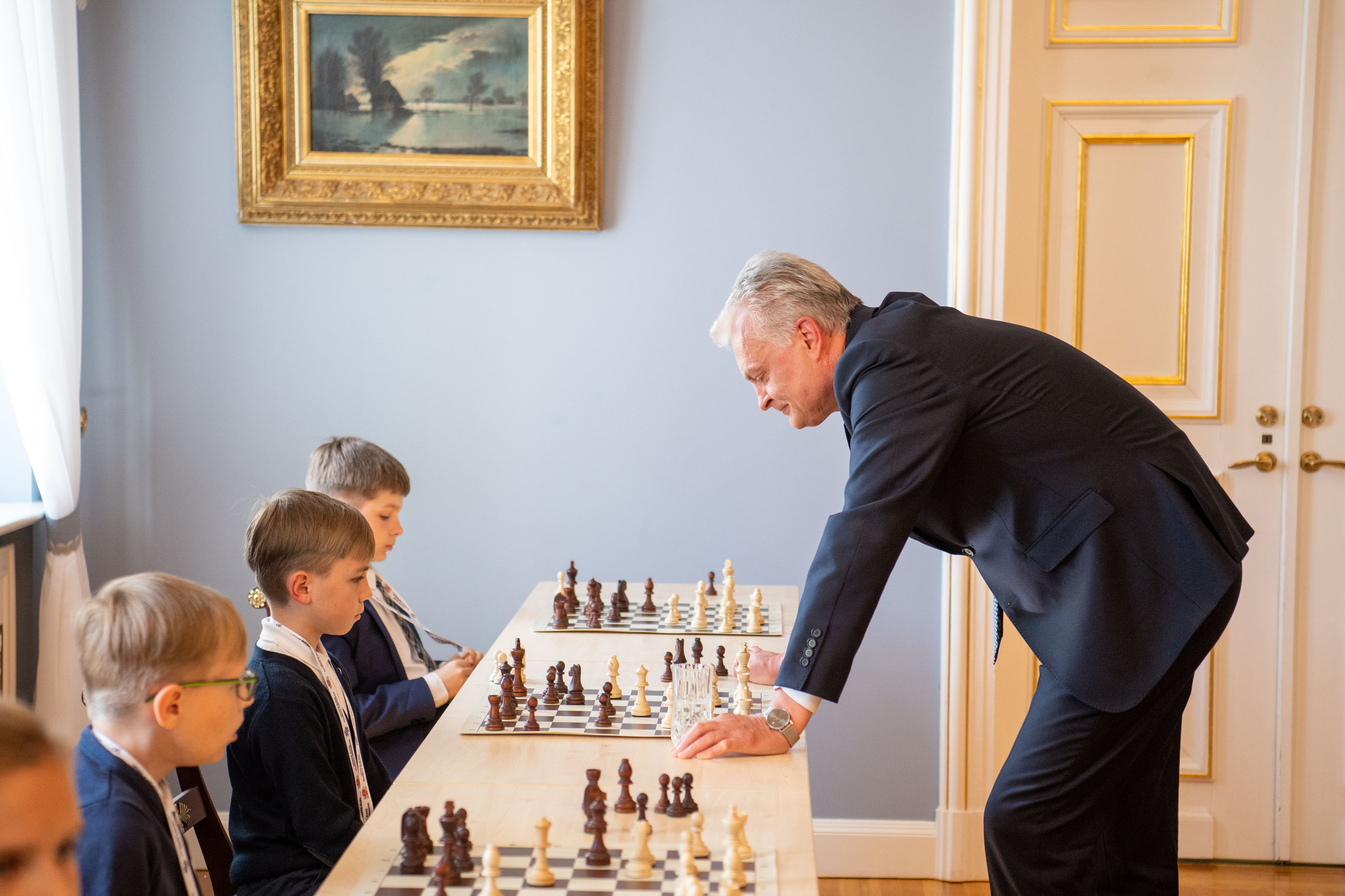 Le président de la république de Lituanie Gitanas Nauséda affronte chaque année les meilleurs jeunes joueurs d'échecs en équipe.