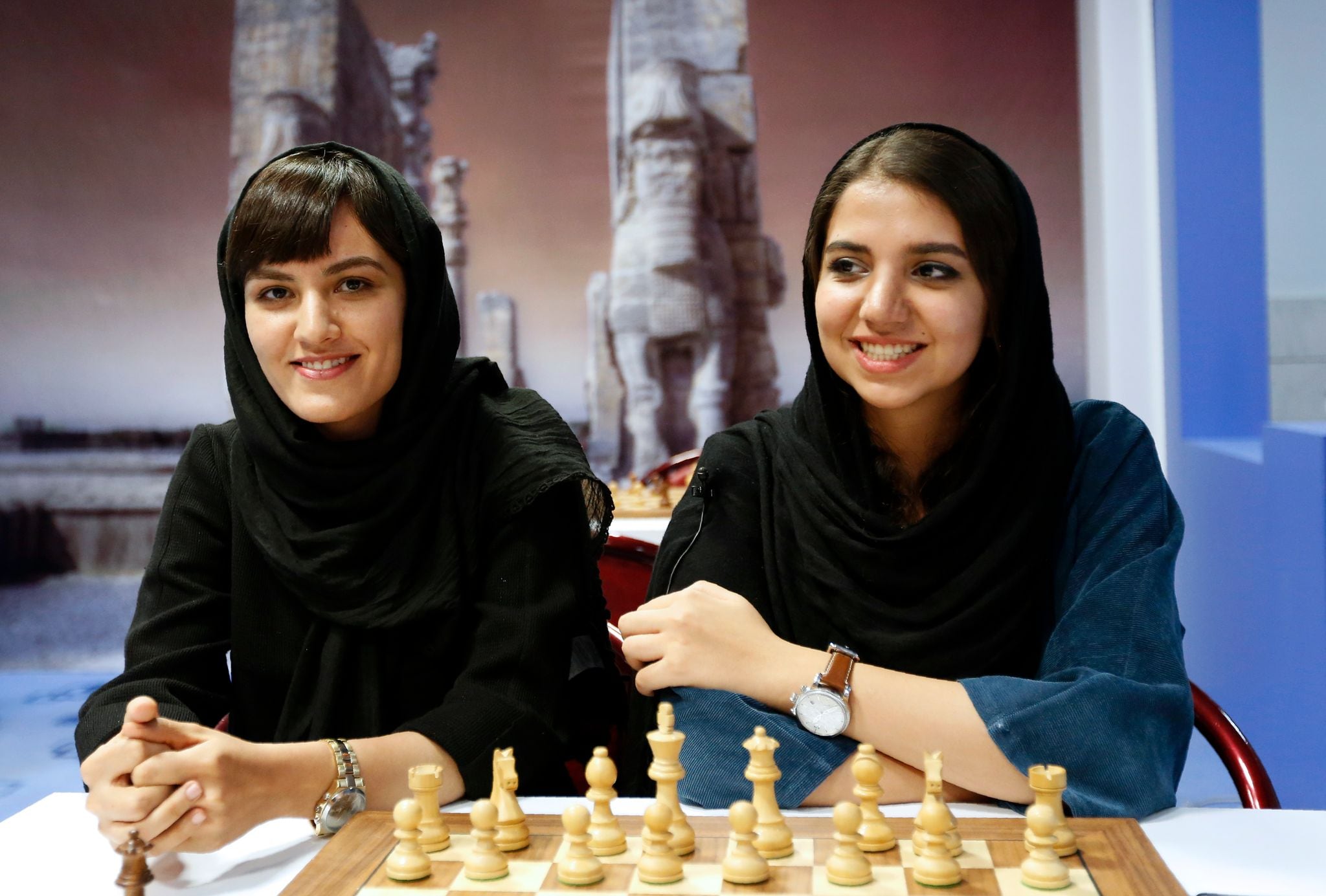 Elles sont devant un échiquier dans une salle de la Fédération d'échecs, le 10 octobre 2016 à Téhéran. 