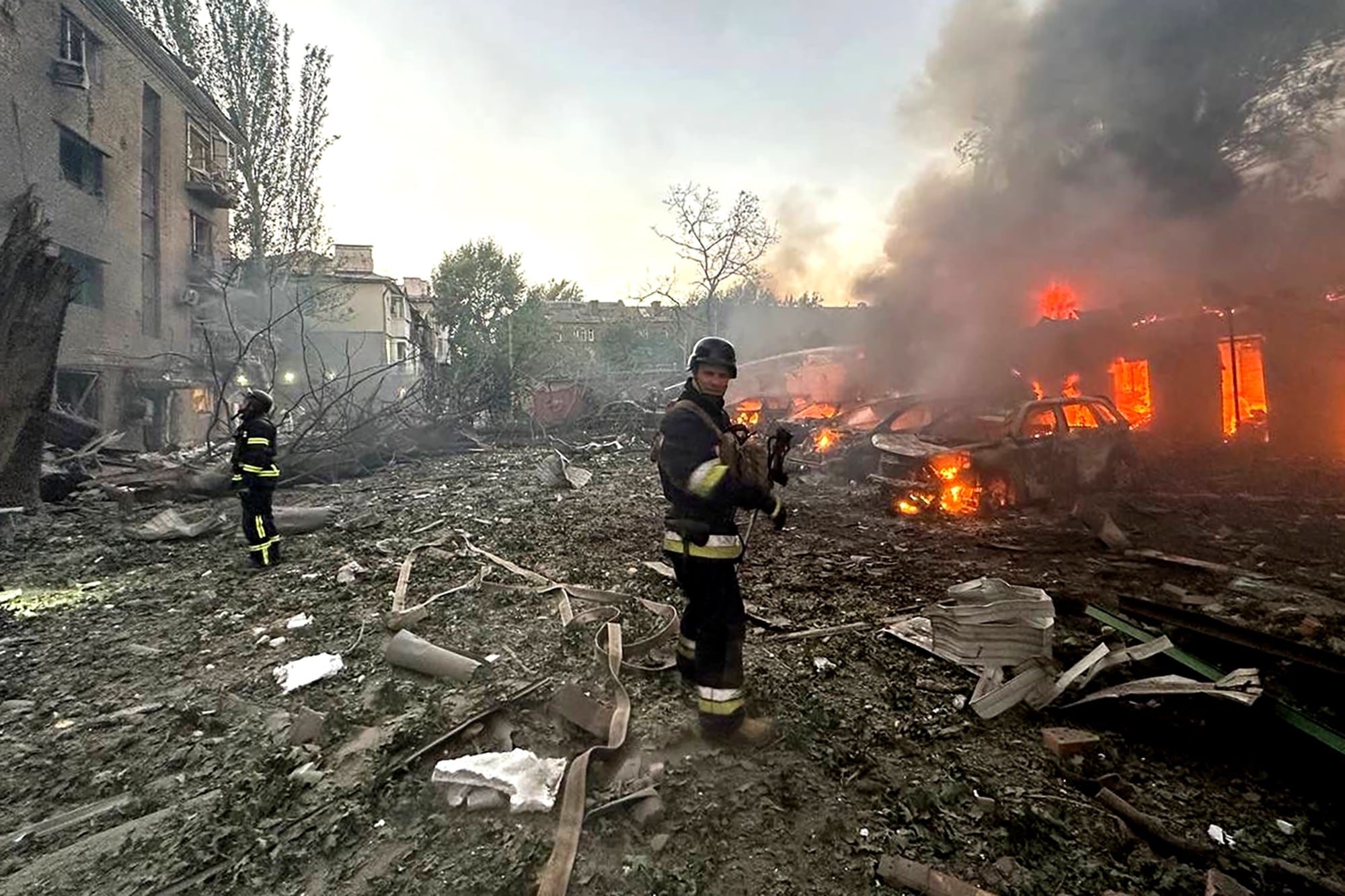 Des sauveteurs sur le site d'une attaque de missile à Zaporijjia en Ukraine le 29 septembre 2024 - photographie prise et publiée par les services d'urgence ukrainiens