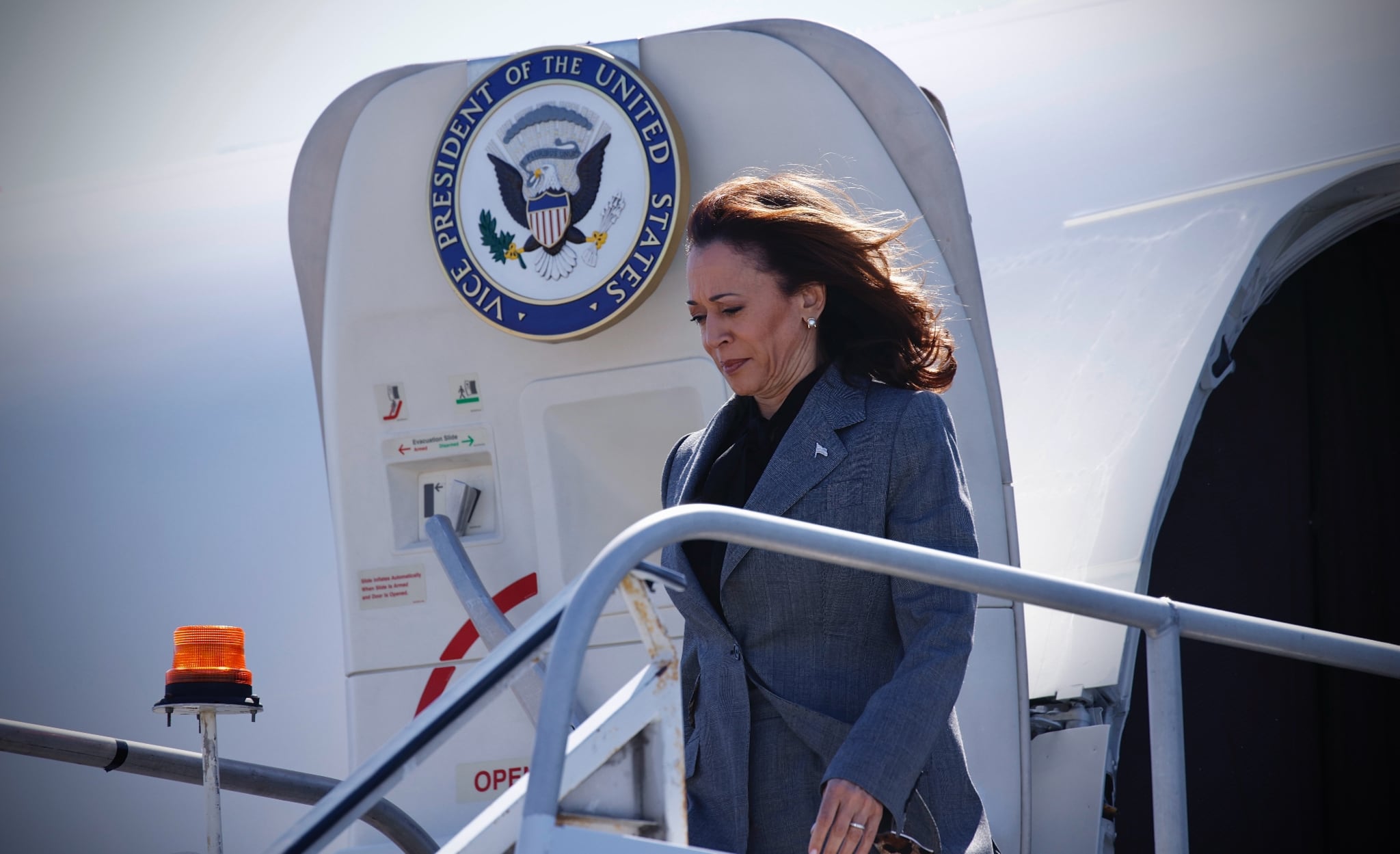 La vice-présidente Kamala Harris débarque de son avion Air Force Two à New York, le 22 septembre 2024