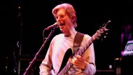 Phil Lesh auf der Bühne mit Grateful Dead im April 2009.