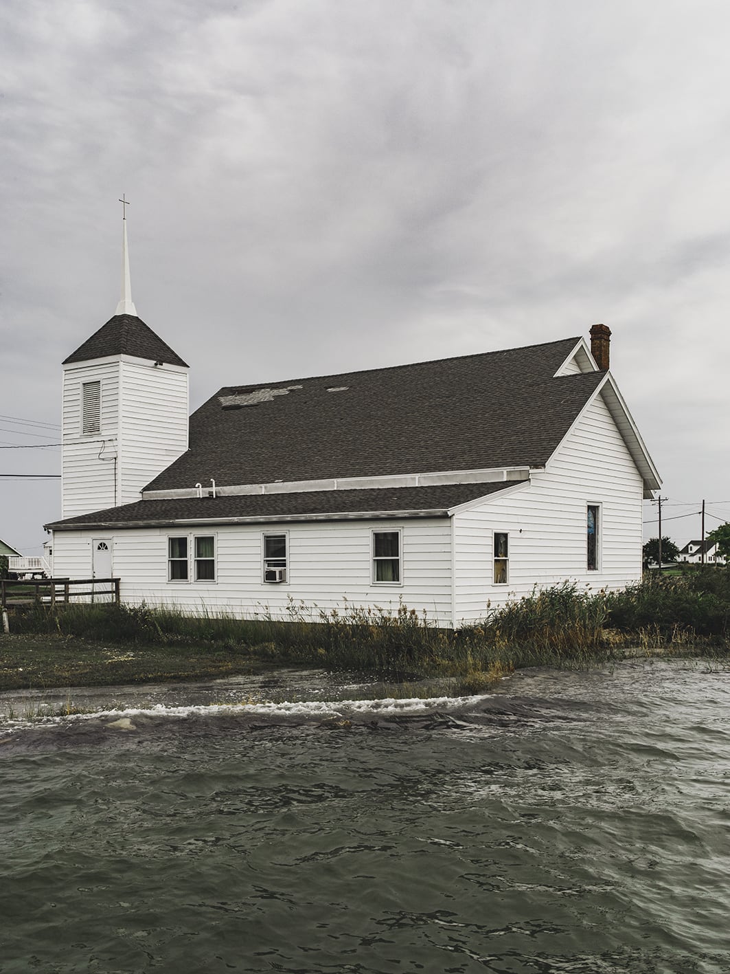 A chaque marée haute, les vagues viennent frapper l’arrière  de l’église (ci-dessous). 
