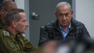 Israels Ministerpräsident Benjamin Netanjahu bei einem Treffen im Kommandozentrum des Verteidigungsministeriums in Tel Aviv