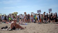 Auf Teneriffa demonstrieren Einheimische am Strand