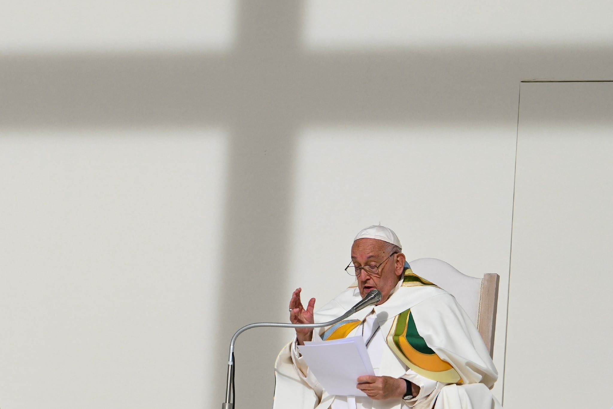 Il a décliné l'invitation à Notre-Dame de Paris, il était pourtant en Belgique en septembre. 