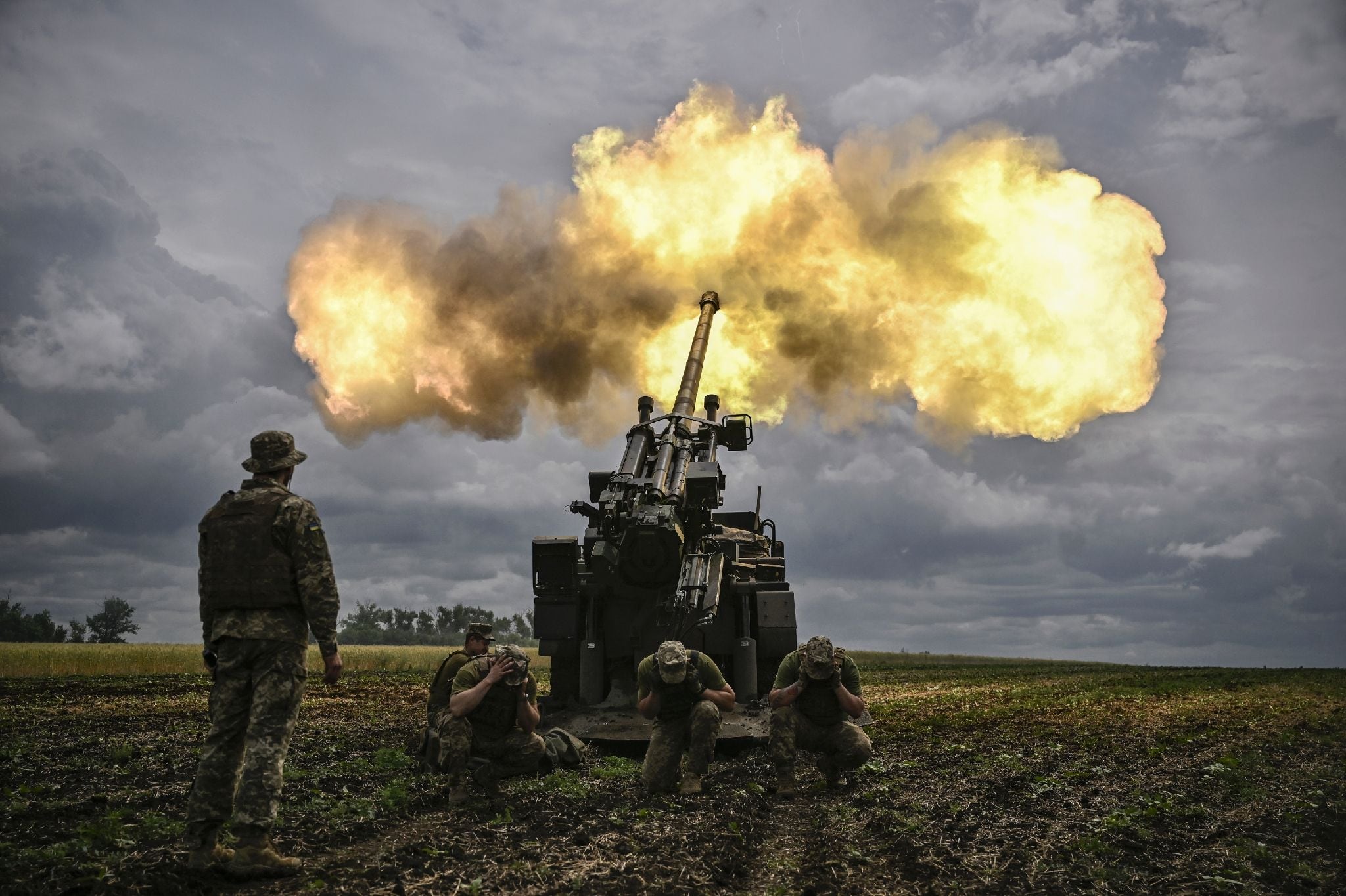 Ils tirent avec un canon Caesar sur des positions russes dans la région du Donbass, le 15 juin 2022 dans l'est de l'Ukraine. 