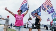 Unterstützer von Donald Trump vor dem Mar-a-Lago Club in Palm Beach, Florida.