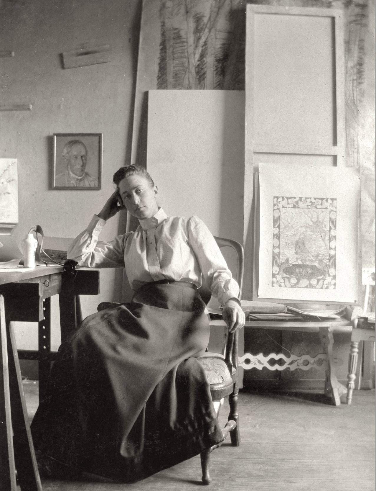 Photographie d'Hilma af Klint dans son atelier de Hamngattan à Stockholm.