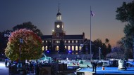 Arbeiten vor der Founders Library auf dem Campus der Howard University in Washington, um die Wahlnacht für Harris vorzubereiten, 3.11.24..