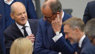 Scholz spricht im Plenum des Bundestags Merz und Lindner.