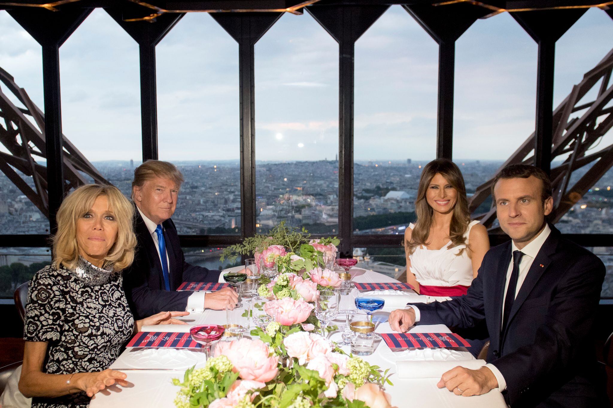 Les couples Macron et Trump dînent au resturant Jules Verne, installé dans la Tour Eiffel, le 13 juillet 2017