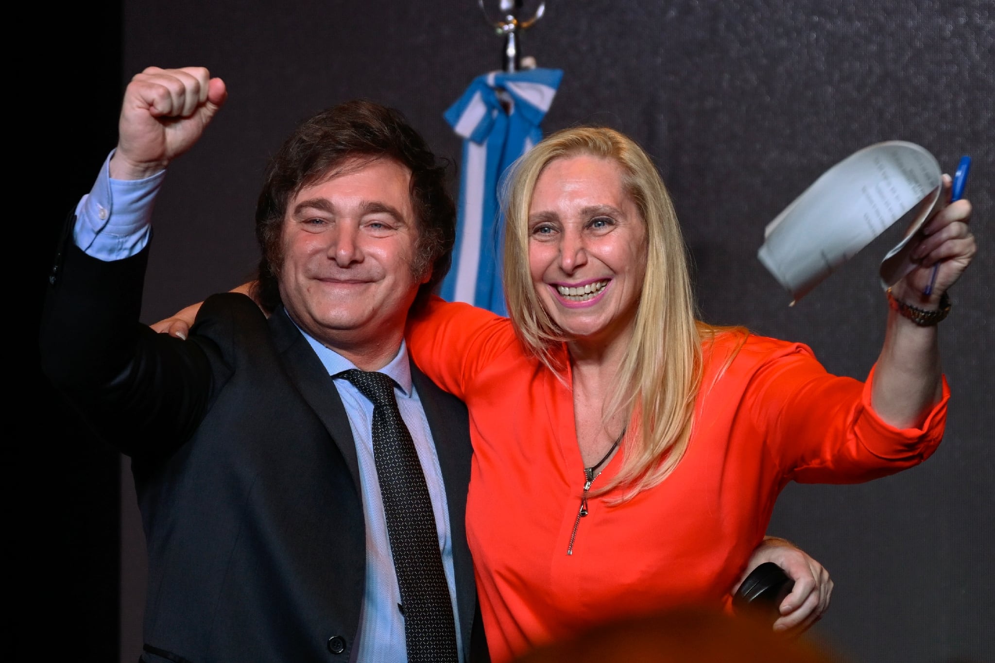 L’économiste ultralibéral Javier Milei (G) fête sa victoire à la présidentielle en Argentine avec sa soeur Karina Milei à Buenos Aires le 19 novembre 2023