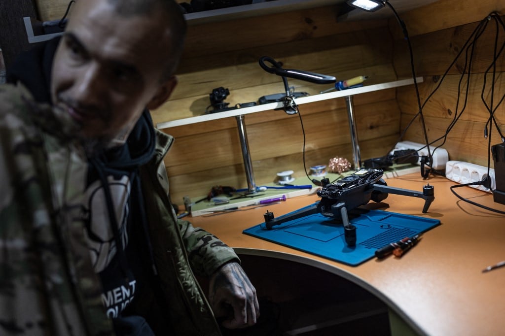 Un soldat ukrainien prépare un drone FPV avant une opération, le 26 novembre 2024 dans l'oblast de Donetsk