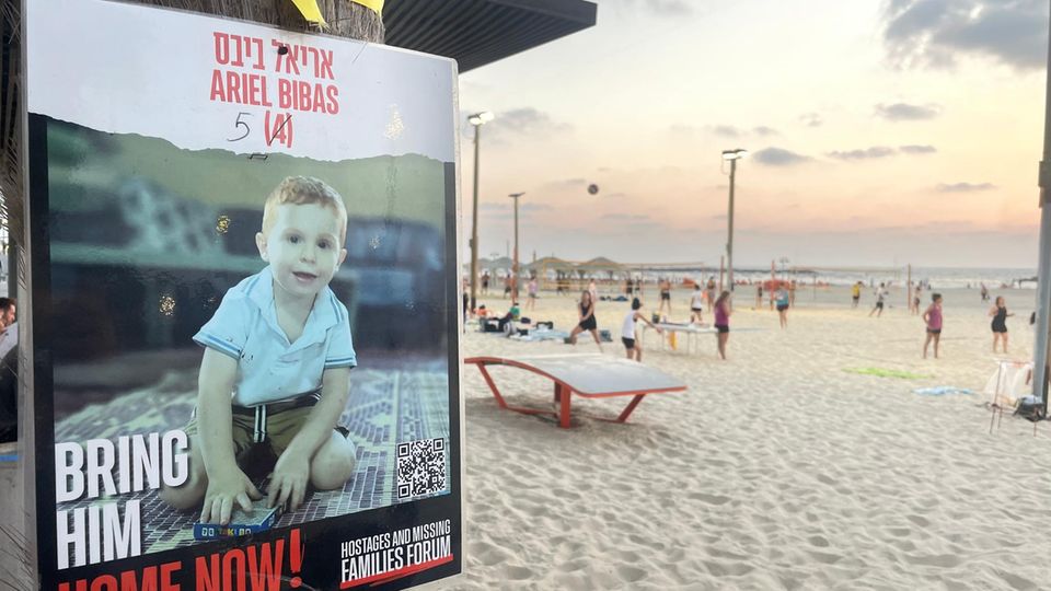 Plakat der fünfjährigen israelischen Geisel Ariel Bibas am Strand von Tel Aviv