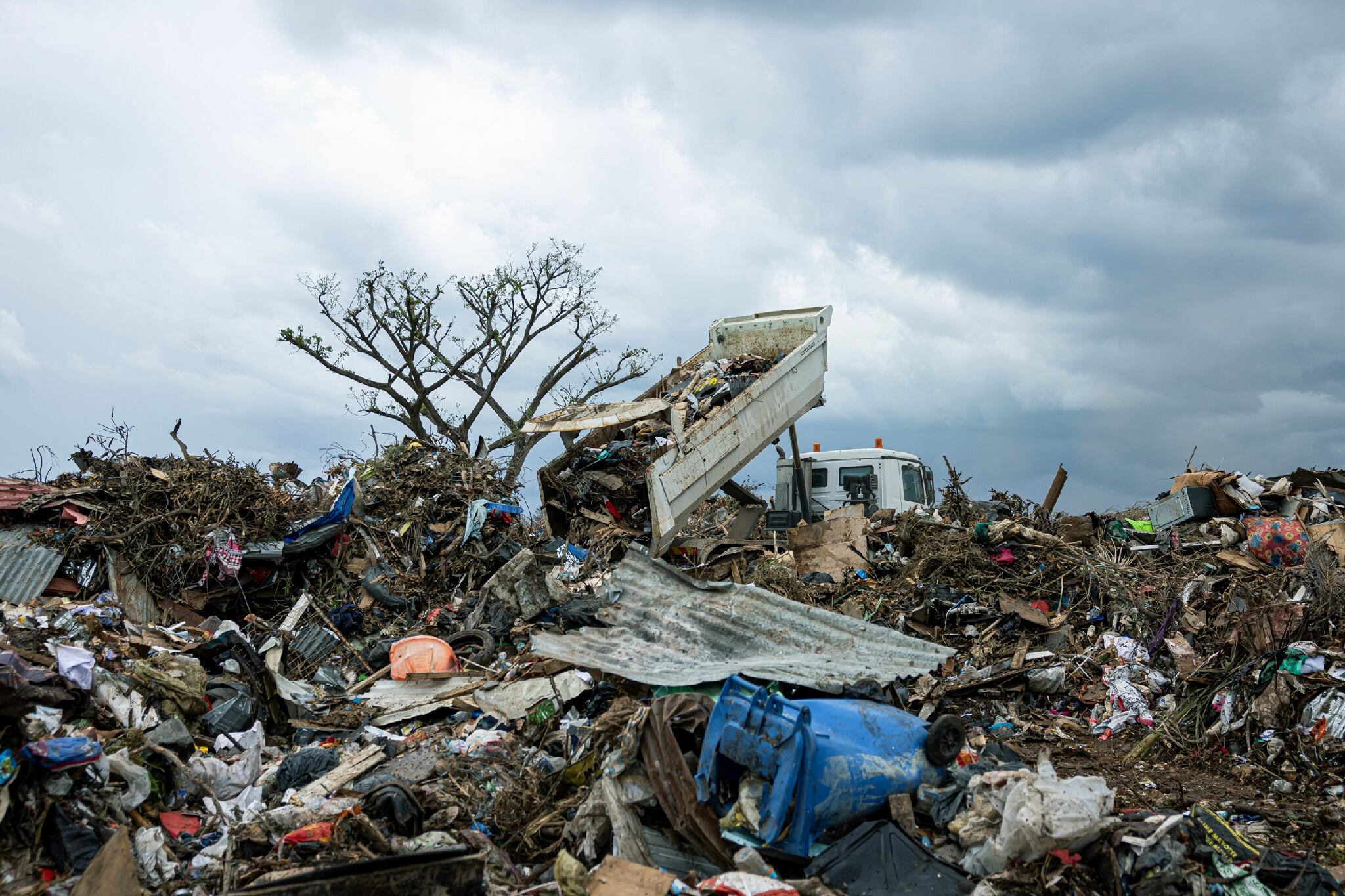 Un camion décharge des ordures dans une décharge de la ville de Tsountsou, sur l'archipel français de Mayotte dans l'océan Indien, le 26 décembre 2024