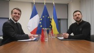 Treffen in Brüssel: Frankreichs Präsident Emmanuel Macron (l.) und der ukrainische Präsident Wolodymyr Selenskyj