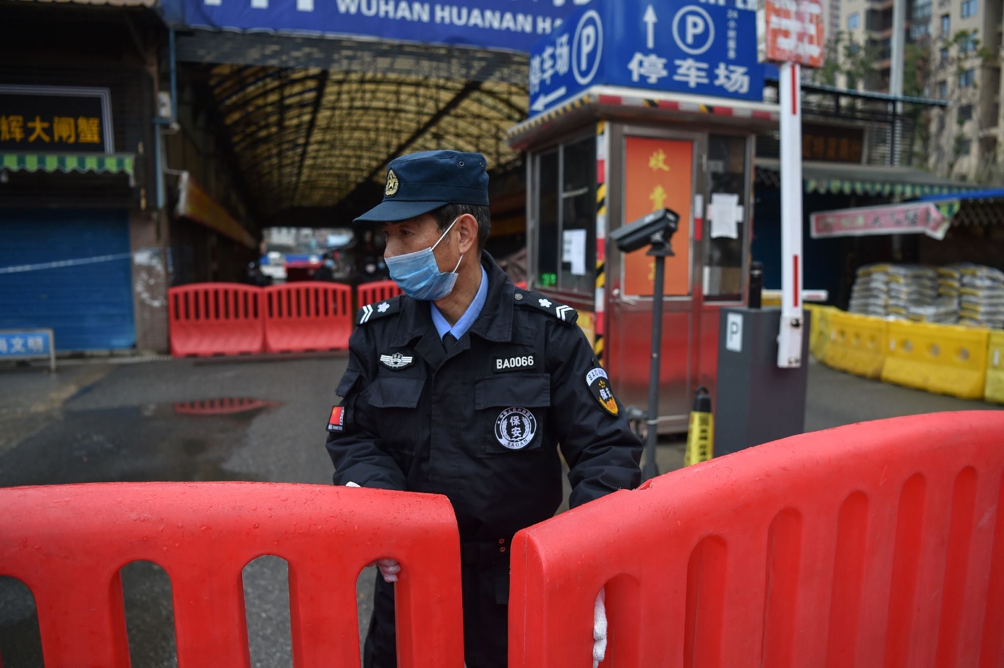 Un policier devant le marché fermé de Wuhan où le coronavirus a été détecté, le 24 janvier 2020 en Chine