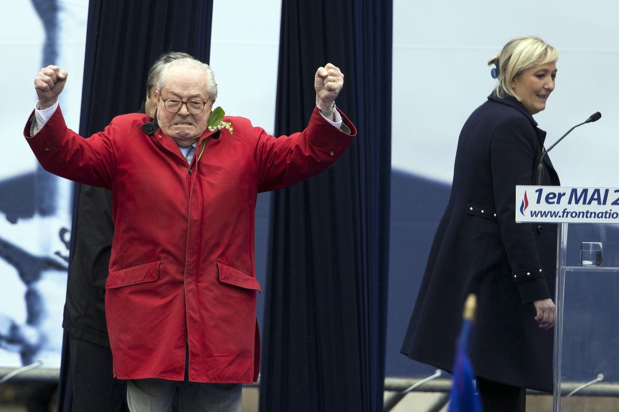 Une photo d'archive prise le 1er mai 2015 à Paris montre le fondateur et président d'honneur du parti politique d'extrême droite français le Front National (FN), Jean-Marie Le Pen, faisant des gestes sur scène sous le regard de la présidente du FN, Marine Le Pen, pendant la rassemblement annuel du parti en l'honneur de Jeanne d'Arc.