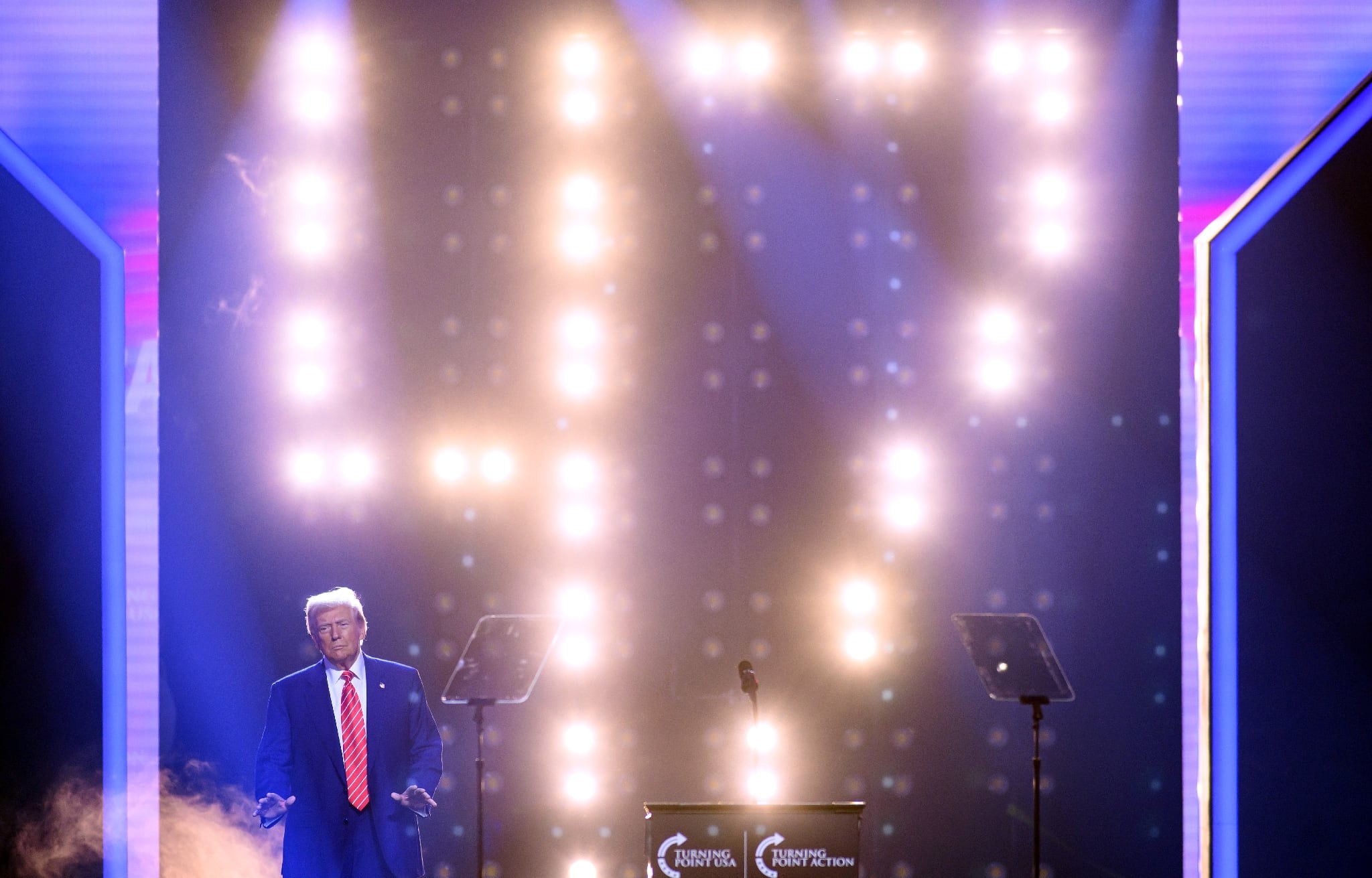 Donald Trump arrive sur scène lors de la conférence AmericaFest de Turning Point, à Phoenix (Arizona), le 22 décembre 2024