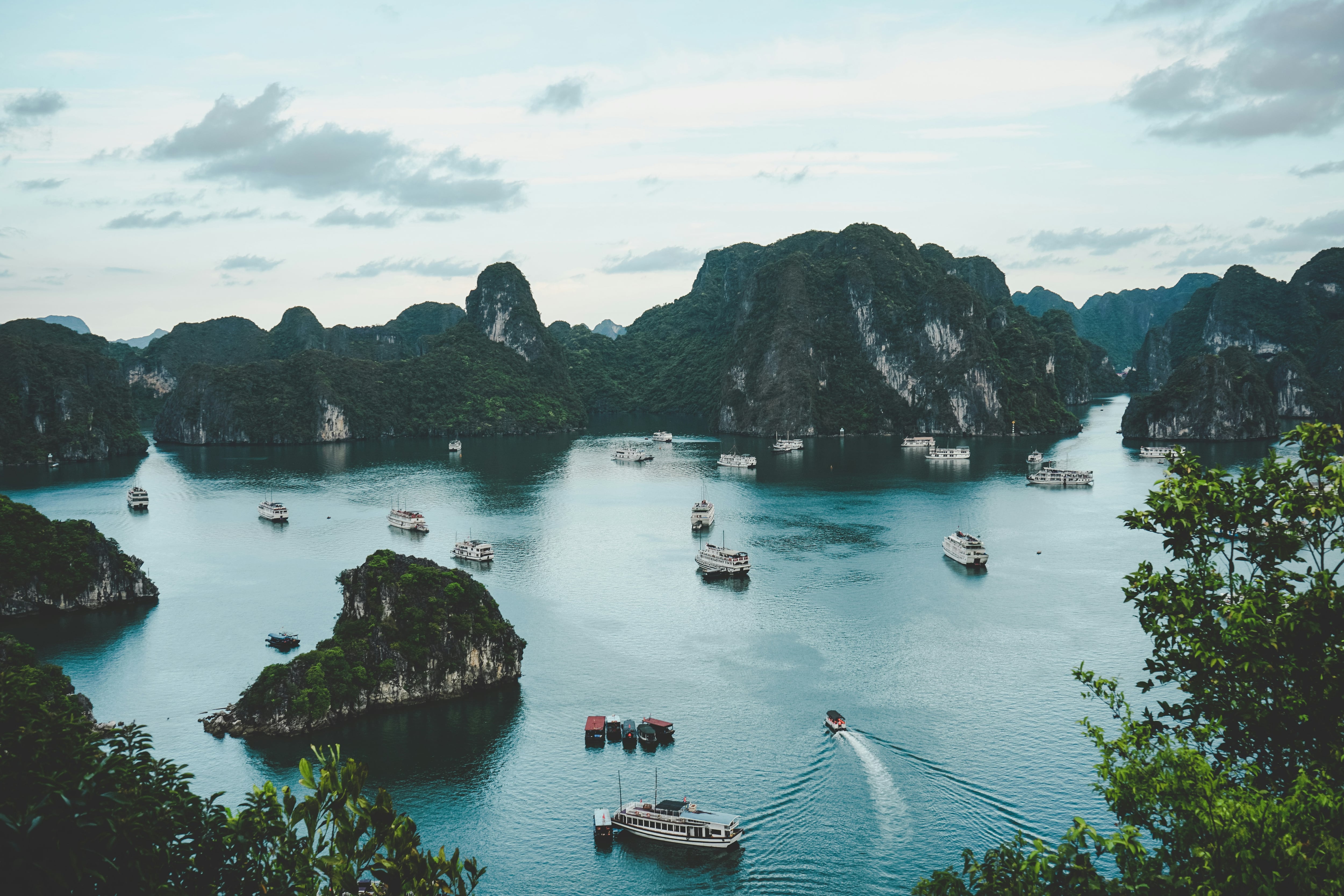 La baie d’Along, au nord-est du Vietnam, est célèbre pour ses eaux turquoise et ses milliers d’îles