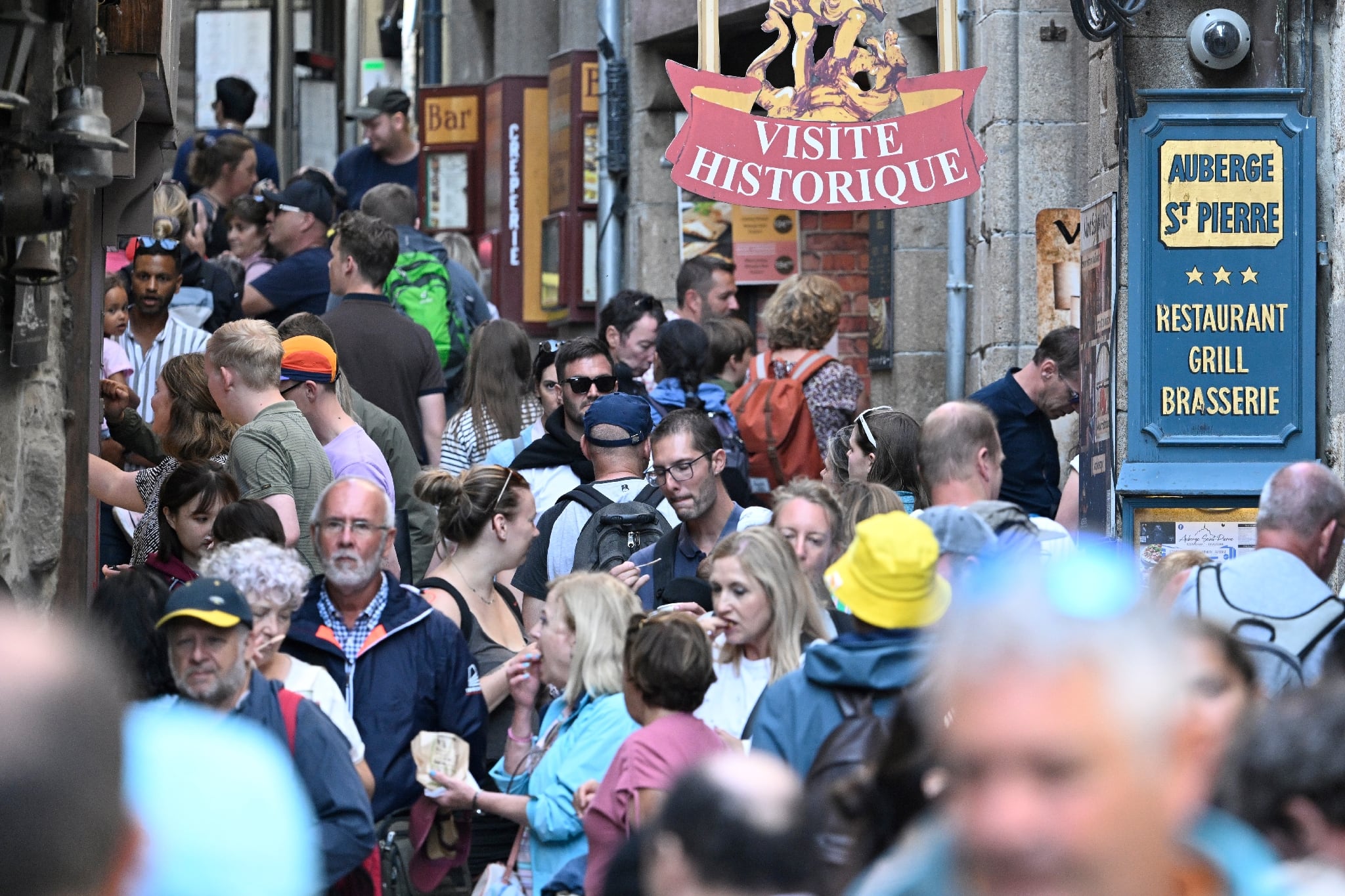 L'un des enjeux est de mieux étaler la fréquentation. (ici, la rue principale du Mont Saint-Michel en juillet 2023)