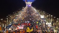 Demonstranten am Sonntag in Berlin bei einer Kundgebung unter dem Leitwort „Aufstand der Anständigen – Wir sind die Brandmauer!“