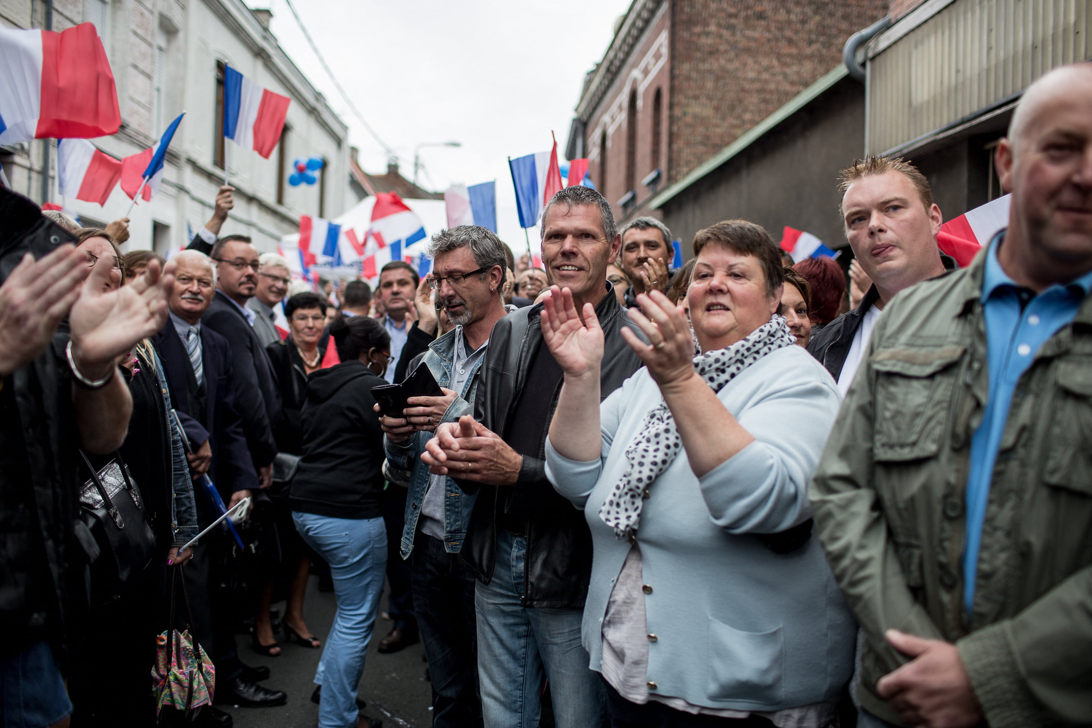 Hénin-Beaumont (62), le 13 septembre 2015. A l'occasion de la Grande braderie, des sympathisants du Front national applaudissent l'arrivée de Marine Le Pen.