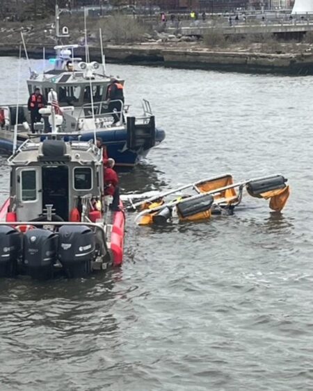 Video captures a helicopter crash in the Hudson River in New York City – Yahoo