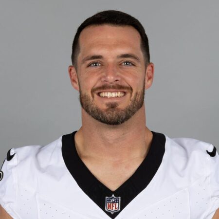 Saints’ Derek Carr suffers shoulder injury, at risk of missing time in 2025 – USA Today